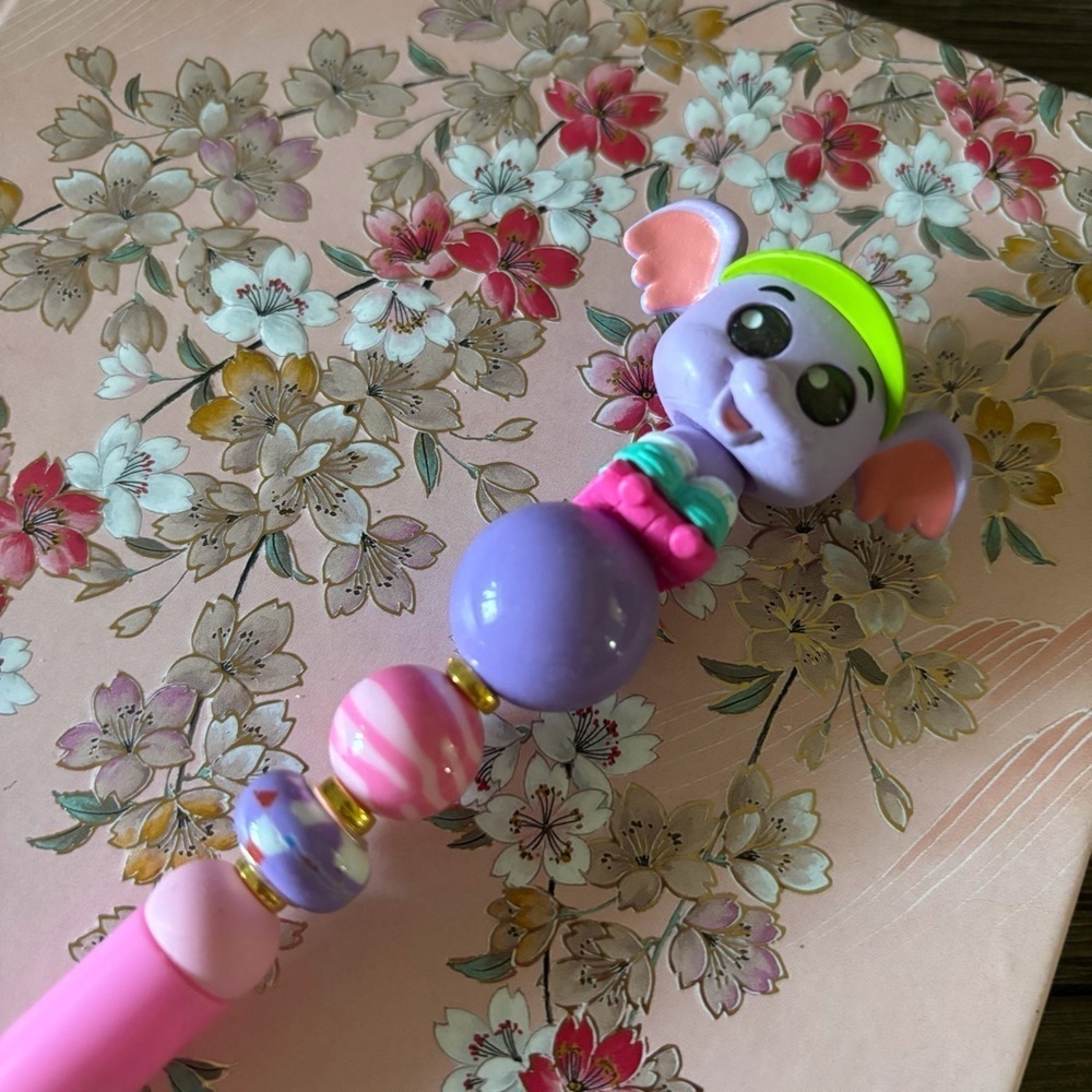 Disney Doorables: Winnie the Pooh: Lumpy roller skates handmade beaded pen
